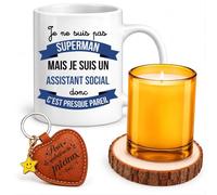 Planetee Coffret Mug Assistant Social Super-Héros | Céramique 330 ml, Bougie en Verre, Sous-Verre Bois, Porte-Clés Cœur | 4 Pièces | Cadeau Collègue Homme Départ Retraite Remerciement