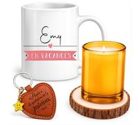 Planetee Coffret Mug Emy en Vacances | Céramique 330 ml, Bougie en Verre, Sous-Verre Bois, Porte-Clés Cœur | 4 Pièces | Cadeau Femme Anniversaire Fête Noël Original