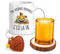 Planetee Coffret Mug Être Assistante Maternelle c'est la Vie | Céramique 330 ml, Bougie en Verre, Sous-Verre Bois, Porte-Clés Cœur | 4 Pièces | Cadeau Noël Nounou Crèche Fin d'Année Merci