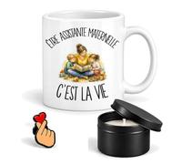 Planetee Coffret Mug Être Assistante Maternelle c'est la Vie | Céramique 330 ml, Bougie Parfumée en Boîte Métal, Pin's Cœur | 3 Pièces | Cadeau Noël Nounou Crèche Fin d'Année Merci