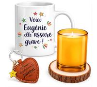 Planetee Coffret Mug Eugénie Elle Assure Grave | Céramique 330 ml, Bougie en Verre, Sous-Verre Bois, Porte-Clés Cœur | 4 Pièces | Cadeau Femme Anniversaire Fête Noël Original