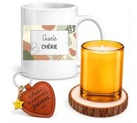 Planetee Coffret Mug Gisèle Chérie | Céramique 330 ml, Bougie en Verre, Sous-Verre Bois, Porte-Clés Cœur | 4 Pièces | Cadeau Femme Anniversaire Fête Noël Original