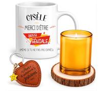 Planetee Coffret Mug Gisèle Géniale sans Faire Exprès | Céramique 330 ml, Bougie en Verre, Sous-Verre Bois, Porte-Clés Cœur | 4 Pièces | Cadeau Femme Anniversaire Fête Noël Original