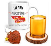 Planetee Coffret Mug Henri Génial sans Faire Exprès | Céramique 330 ml, Bougie en Verre, Sous-Verre Bois, Porte-Clés Cœur | 4 Pièces | Cadeau Homme Anniversaire Fête Noël Original