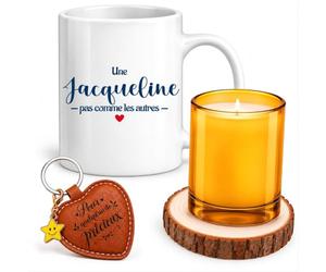 Planetee Coffret Mug Jacqueline Pas Comme les Autres | Céramique 330 ml, Bougie en Verre, Sous-Verre Bois, Porte-Clés Cœur | 4 Pièces | Cadeau Femme Anniversaire Fête Noël Original