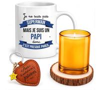 Planetee Coffret Mug Je ne suis pas un super-héros mais je suis un Papi donc c'est presque pareil | Mug Céramique 330 ml, Bougie en Verre, Dessous de Verre Bois, Porte-Clés Cœur | 4 Pièces