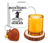 Planetee Coffret Mug Joueuse d'Échecs Impossible à Oublier | Céramique 330 ml, Bougie en Verre, Sous-Verre Bois, Porte-Clés Cœur | 4 Pièces | Cadeau Collègue Femme Départ Retraite Remerciement