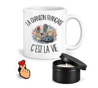Planetee Coffret Mug La Chanson Française c'est la Vie | Céramique 330 ml, Bougie Parfumée en Boîte Métal, Pin's Cœur | 3 Pièces | Cadeau Passionné Humour Original Anniversaire