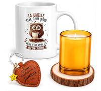 Planetee Coffret Mug La Jumelle elle a un grain mais c'est pour ça qu'on l'adore | Mug Céramique 330 ml, Bougie en Verre, Dessous de Verre Bois, Porte-Clés Cœur | 4 Pièces | Cadeau Anniversaire Noël