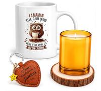 Planetee Coffret Mug La Maman elle a un grain mais c'est pour ça qu'on l'adore | Mug Céramique 330 ml, Bougie en Verre, Dessous de Verre Bois, Porte-Clés Cœur | 4 Pièces | Cadeau Anniversaire Noël