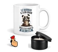Planetee Coffret Mug Le Barman a un Grain | Céramique 330 ml, Bougie Parfumée en Boîte Métal, Pin's Cœur | 3 Pièces | Cadeau Collègue Homme Départ Retraite Remerciement