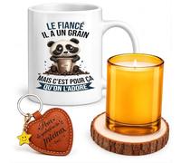 Planetee Coffret Mug Le Fiancé il a un grain mais c'est pour ça qu'on l'adore | Mug Céramique 330 ml, Bougie en Verre, Dessous de Verre Bois, Porte-Clés Cœur | 4 Pièces | Cadeau Anniversaire Noël