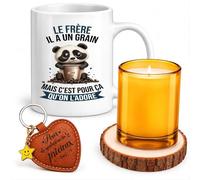 Planetee Coffret Mug Le Frère il a un grain mais c'est pour ça qu'on l'adore | Mug Céramique 330 ml, Bougie en Verre, Dessous de Verre Bois, Porte-Clés Cœur | 4 Pièces | Cadeau Anniversaire Noël