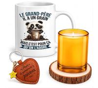 Planetee Coffret Mug Le Grand-père il a un grain mais c'est pour ça qu'on l'adore | Mug Céramique 330 ml, Bougie en Verre, Dessous de Verre Bois, Porte-Clés Cœur | 4 Pièces | Cadeau Anniversaire Noël