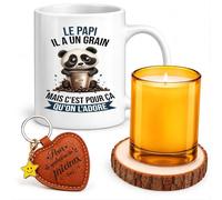 Planetee Coffret Mug Le Papi il a un grain mais c'est pour ça qu'on l'adore | Mug Céramique 330 ml, Bougie en Verre, Dessous de Verre Bois, Porte-Clés Cœur | 4 Pièces | Cadeau Anniversaire Noël