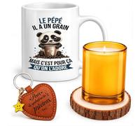 Planetee Coffret Mug Le Pépé il a un grain mais c'est pour ça qu'on l'adore | Mug Céramique 330 ml, Bougie en Verre, Dessous de Verre Bois, Porte-Clés Cœur | 4 Pièces | Cadeau Anniversaire Noël
