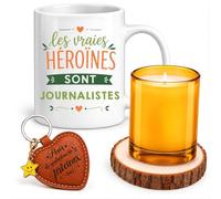 Planetee Coffret Mug Les Vraies Héroïnes Journalistes | Céramique 330 ml, Bougie en Verre, Sous-Verre Bois, Porte-Clés Cœur | 4 Pièces | Cadeau Collègue Femme Départ Retraite Remerciement