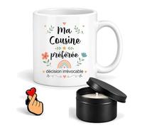 Planetee Coffret Mug Ma Cousine Préférée | Mug Céramique 330 ml, Bougie Parfumée en Boîte Métal, Pin's Cœur | 3 Pièces | Cadeau Anniversaire Noël Famille