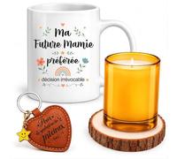 Planetee Coffret Mug Ma Future Mamie préférée, décision irrévocable | Mug Céramique 330 ml, Bougie en Verre, Dessous de Verre Bois, Porte-Clés Cœur | 4 Pièces | Cadeau Anniversaire Noël