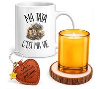 Planetee Coffret Mug Ma Tata c'est ma vie | Mug Céramique 330 ml, Bougie en Verre, Dessous de Verre Bois, Porte-Clés Cœur | 4 Pièces | Cadeau Anniversaire Noël