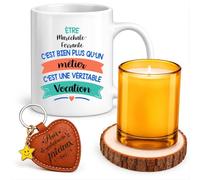 Planetee Coffret Mug Maréchale Ferrante une Vocation | Céramique 330 ml, Bougie en Verre, Sous-Verre Bois, Porte-Clés Cœur | 4 Pièces | Cadeau Collègue Femme Départ Retraite Remerciement