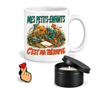Planetee Coffret Mug Mes Petits Enfants Ma Thérapie | Céramique 330 ml, Bougie Parfumée en Boîte Métal, Pin's Cœur | 3 Pièces | Cadeau Passionné Humour Original Anniversaire