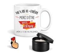 Planetee Coffret Mug Mon Beau-Frère… merci d'être aussi génial (même si tu ne fais pas exprès) | Mug Céramique 330 ml, Bougie Parfumée en Boîte Métal, Pin's Cœur | 3 Pièces | Cadeau Anniversaire Noël