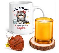 Planetee Coffret Mug Pas Touche aux Affaires de Daphné | Céramique 330 ml, Bougie en Verre, Sous-Verre Bois, Porte-Clés Cœur | 4 Pièces | Cadeau Femme Anniversaire Fête Noël Original