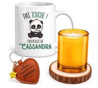 Planetee Coffret Mug Pas Touche Propriété de Cassandra | Céramique 330 ml, Bougie en Verre, Sous-Verre Bois, Porte-Clés Cœur | 4 Pièces | Cadeau Femme Anniversaire Fête Noël Original