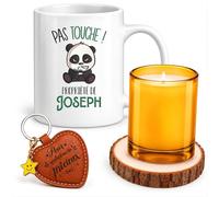Planetee Coffret Mug Pas Touche Propriété de Joseph | Céramique 330 ml, Bougie en Verre, Sous-Verre Bois, Porte-Clés Cœur | 4 Pièces | Cadeau Homme Anniversaire Fête Noël Original