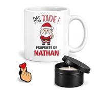 Planetee Coffret Mug Pas touche ! Propriété de Nathan | Mug Céramique 330 ml, Bougie Parfumée en Boîte Métal, Pin's Cœur | 3 Pièces | Cadeau Noël Anniversaire Fête Original