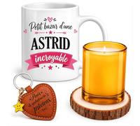Planetee Coffret Mug Petit Bazar d'une Astrid Incroyable | Céramique 330 ml, Bougie en Verre, Sous-Verre Bois, Porte-Clés Cœur | 4 Pièces | Cadeau Femme Anniversaire Fête Noël Original