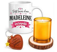 Planetee Coffret Mug Petit Bazar d'une Madeleine Incroyable | Céramique 330 ml, Bougie en Verre, Sous-Verre Bois, Porte-Clés Cœur | 4 Pièces | Cadeau Femme Anniversaire Fête Noël Original