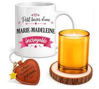 Planetee Coffret Mug Petit Bazar d'une Marie-Madeleine Incroyable | Céramique 330 ml, Bougie en Verre, Sous-Verre Bois, Porte-Clés Cœur | 4 Pièces | Cadeau Femme Anniversaire Fête Noël Original