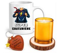 Planetee Coffret Mug Super Couturière Super-Héros | Céramique 330 ml, Bougie en Verre, Sous-Verre Bois, Porte-Clés Cœur | 4 Pièces | Cadeau Collègue Femme Départ Retraite Remerciement