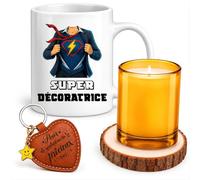 Planetee Coffret Mug Super Décoratrice Super-Héros | Céramique 330 ml, Bougie en Verre, Sous-Verre Bois, Porte-Clés Cœur | 4 Pièces | Cadeau Collègue Femme Départ Retraite Remerciement