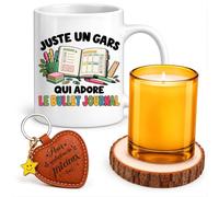 Planetee Coffret Mug Un Gars qui Adore le Bullet Journal | Céramique 330 ml, Bougie en Verre, Sous-Verre Bois, Porte-Clés Cœur | 4 Pièces | Cadeau Homme Passionné Humour Original Anniversaire