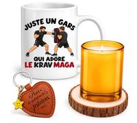 Planetee Coffret Mug Un Gars qui Adore le Krav-Maga | Céramique 330 ml, Bougie en Verre, Sous-Verre Bois, Porte-Clés Cœur | 4 Pièces | Cadeau Homme Passionné Humour Original Anniversaire