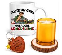 Planetee Coffret Mug Un Gars qui Adore le Modélisme | Céramique 330 ml, Bougie en Verre, Sous-Verre Bois, Porte-Clés Cœur | 4 Pièces | Cadeau Homme Passionné Humour Original Anniversaire