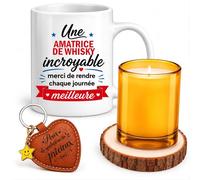 Planetee Coffret Mug Une Amatrice de Whisky Incroyable | Céramique 330 ml, Bougie en Verre, Sous-Verre Bois, Porte-Clés Cœur | 4 Pièces | Cadeau Collègue Femme Départ Retraite Remerciement