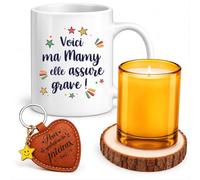 Planetee Coffret Mug Voici ma Mamy elle assure grave ! | Mug Céramique 330 ml, Bougie en Verre, Dessous de Verre Bois, Porte-Clés Cœur | 4 Pièces | Cadeau Anniversaire Noël