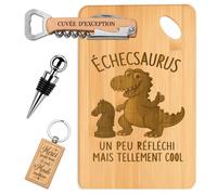 Planetee Coffret Planche à Découper Échecsaurus Tellement Cool | Bambou Gravé, Tire-Bouchon, Bouchon à Vin, Porte-Clés, 4 Pièces, Cadeau Noël Homme Passionné Humour Original Anniversaire