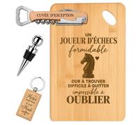 Planetee Coffret Planche à Découper Joueur d'Échecs Impossible à Oublier | Bambou Gravé, Tire-Bouchon, Bouchon à Vin, Porte-Clés | 4 Pièces | Cadeau Noël Collègue Homme Départ Retraite Remerciement