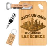 Planetee Coffret Planche à Découper Un Gars qui Adore les Échecs | Bambou Gravé, Tire-Bouchon, Bouchon à Vin, Porte-Clés | 4 Pièces | Cadeau Noël Homme Passionné Humour Original Anniversaire