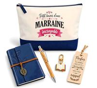 Planetee Coffret Pochette Petit Bazar d'une Marraine Incroyable | Pochette Coton, Carnet Similicuir, Stylo Bambou, Marque-Page Bois, Porte-Clés Livre | 5 Pièces | Cadeau Noël Baptême Anniversaire