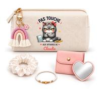 Planetee Coffret Trousse à Maquillage Pas Touche aux Affaires de Claudie | Trousse Coton, Miroir de Poche Cœur, Bracelet, Chouchou Satin, Porte-Clés | 5 Pièces | Cadeau Noël Femme Anniversaire