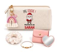 Planetee Coffret Trousse Pas Touche ! Propriété de Sarah | Trousse Coton, Miroir de Poche Cœur, Porte-Clés Arc-en-Ciel, Bracelet, Chouchou Satin, 5 Pièces, Cadeau Noël Femme
