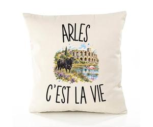 Planetee Housse de Coussin Arles c’est la Vie | Coton Canvas Fairtrade 305 g/m² Zip Invisible Taille 50×50 cm | Déco Canapé Salon Chambre | Cadeau Arlésien Arlésienne Crémaillère Anniversaire Noël