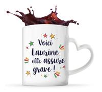 Planetee Mug anse coeur Laurine elle assure grave ! | Tasse Cadeau Fête des Mères Anniversaire Soeur Noël Tata Marraine Saint Valentin
