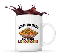 Planetee Mug Juste un gars qui adore le couscous | Tasse en Céramique 330 ml Recto Verso Passe au Lave-Vaisselle | Café Thé Bureau Maison | Cadeau Gourmand Collègue Anniversaire Noël